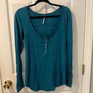 FREE PEOPLE long sleeve green top with details on forearms